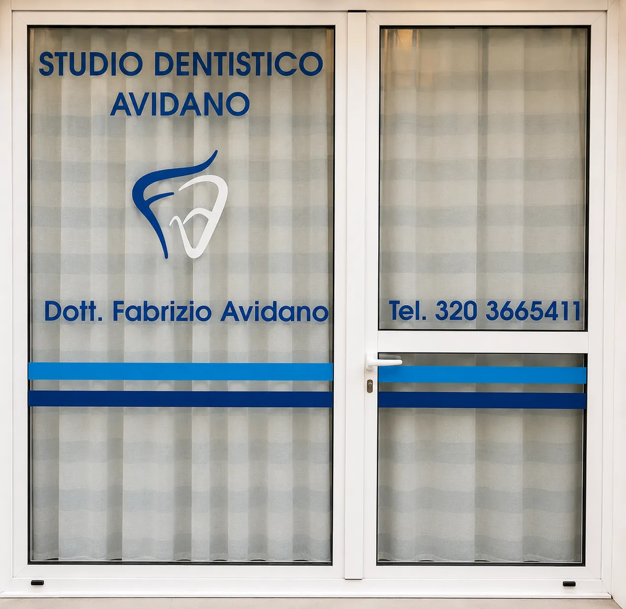 Ingresso dello Studio Dentistico Avidano a Genova con insegna e logo sulla vetrata.