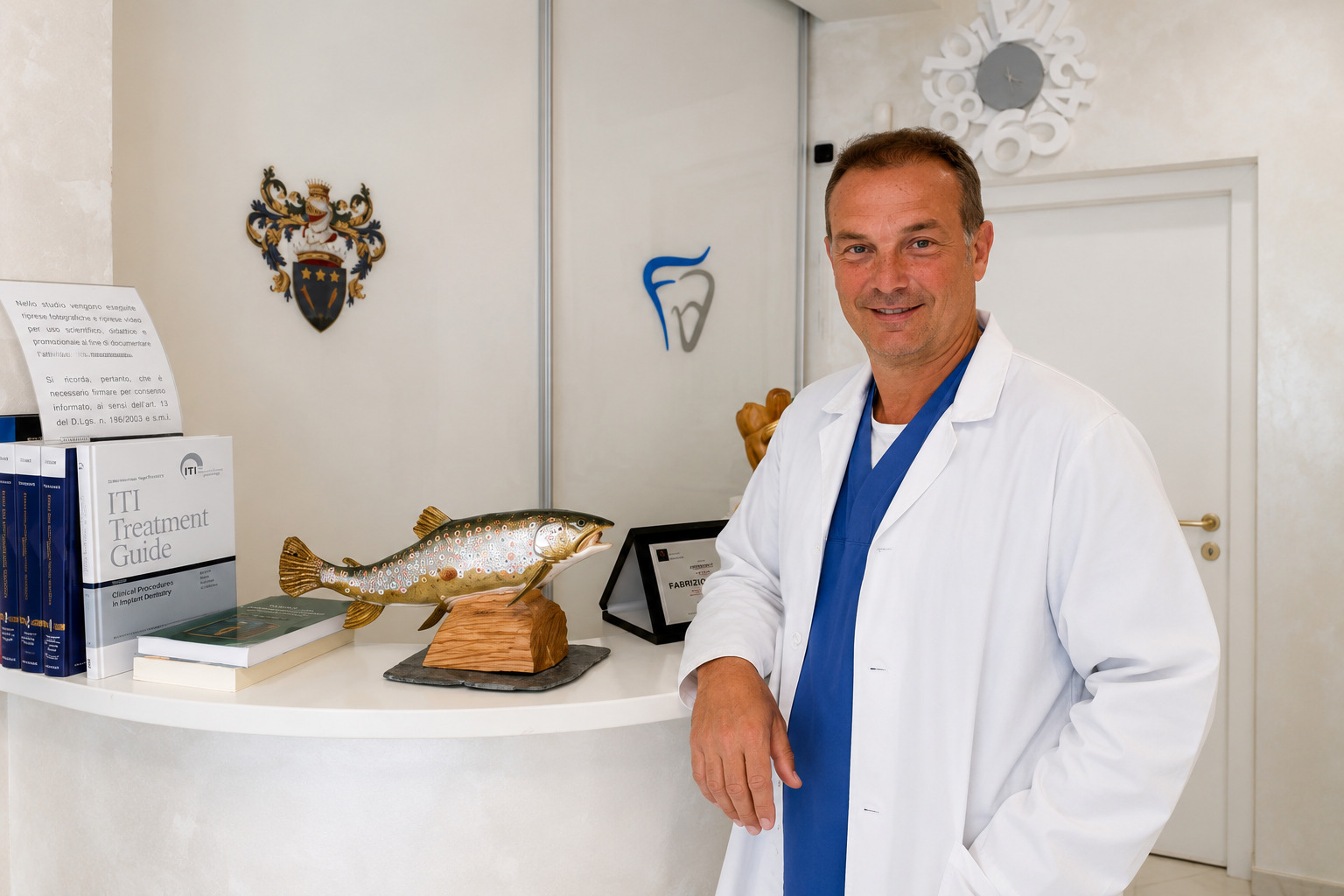 Il Dott. Fabrizio Avidano in camice bianco alla reception del suo studio dentistico.