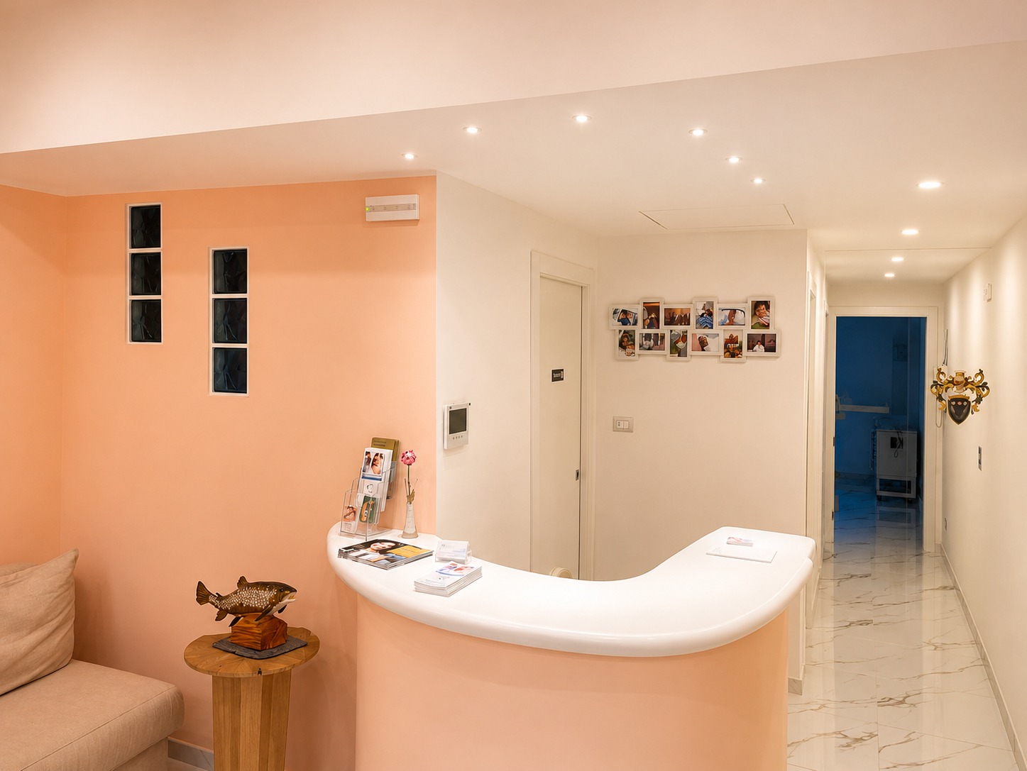 Area accoglienza e reception moderna dello Studio Medico Dentistico Avidano a Genova.
