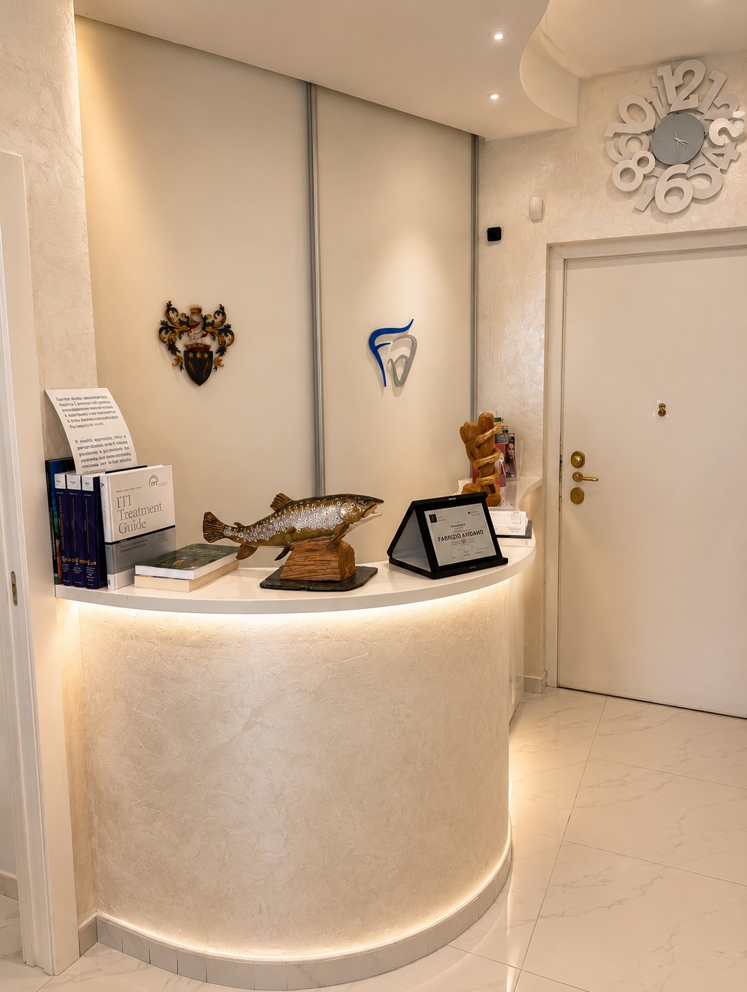 Area accoglienza e reception moderna dello Studio Medico Dentistico Avidano a Milano.